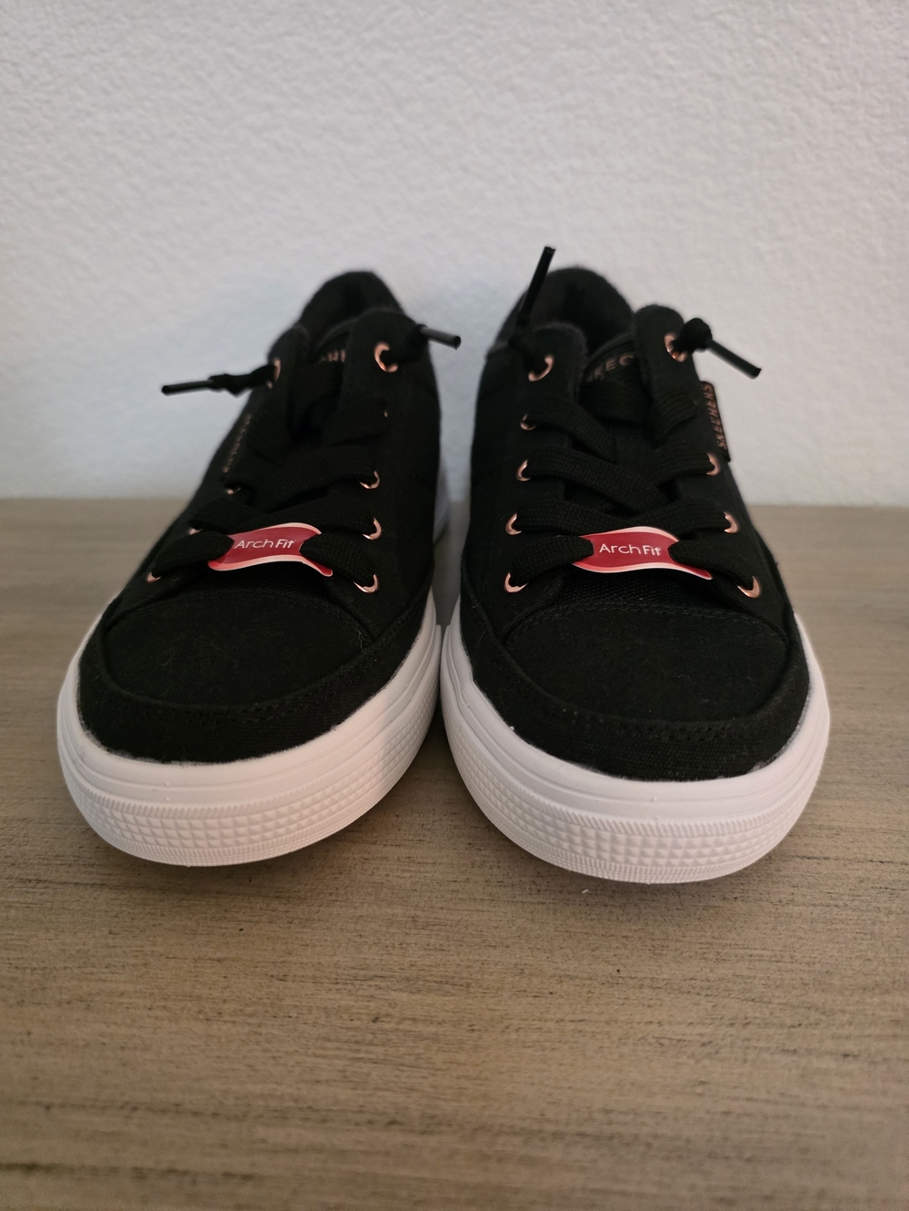 WOMEN'S Skechers Black Low Top Sneakers SIZE 6 - Picture 3 of 6